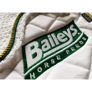 Baileys Horse Feeds fehér díjlovas nyeregalátét